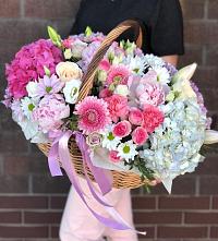 Композиция солнечный день в Горный Щит Цветочная композиция из Розы, Хризантемы, Пионы и Лизиантусы в корзине в Горный Щит