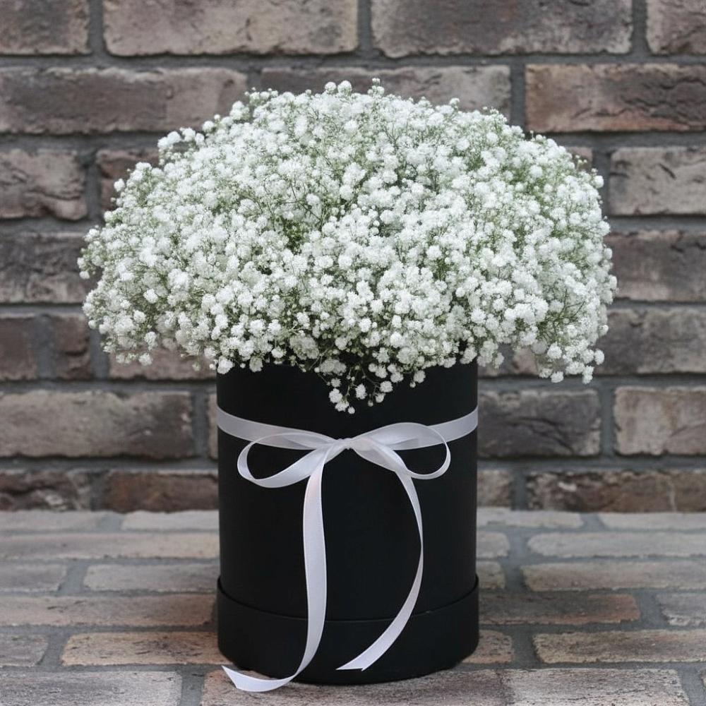 Цветочная композиция из Гипсофила в шляпной коробке в Горный Щит