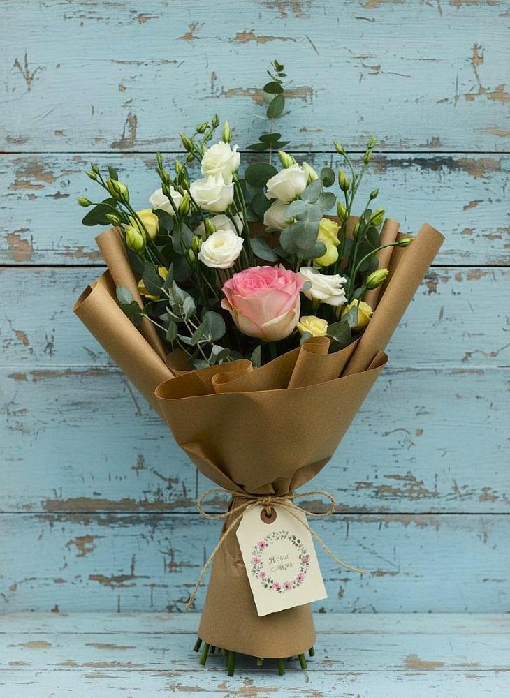 Букет цветов из: Розы и Лизиантусы в Горный Щит