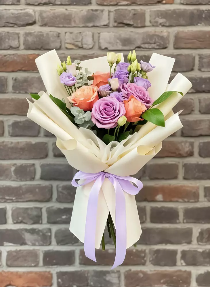 Букет цветов из: Лизиантусы и Розы в Горный Щит