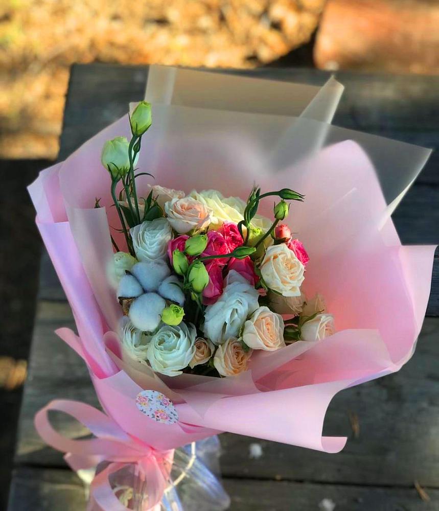 Букет цветов из: Розы и Лизиантусы в Горный Щит