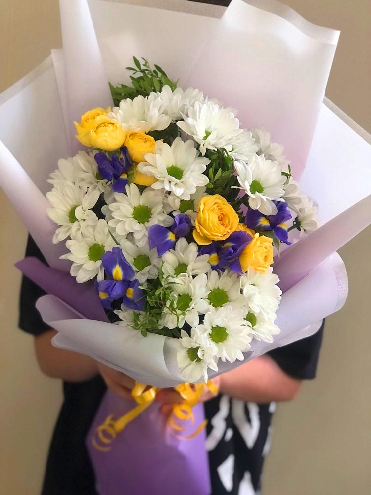 Букет цветов из: Ирисы, Хризантемы и Розы в Горный Щит