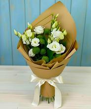 Букет цветов из:  Хризантемы и Лизиантусы в Горный Щит