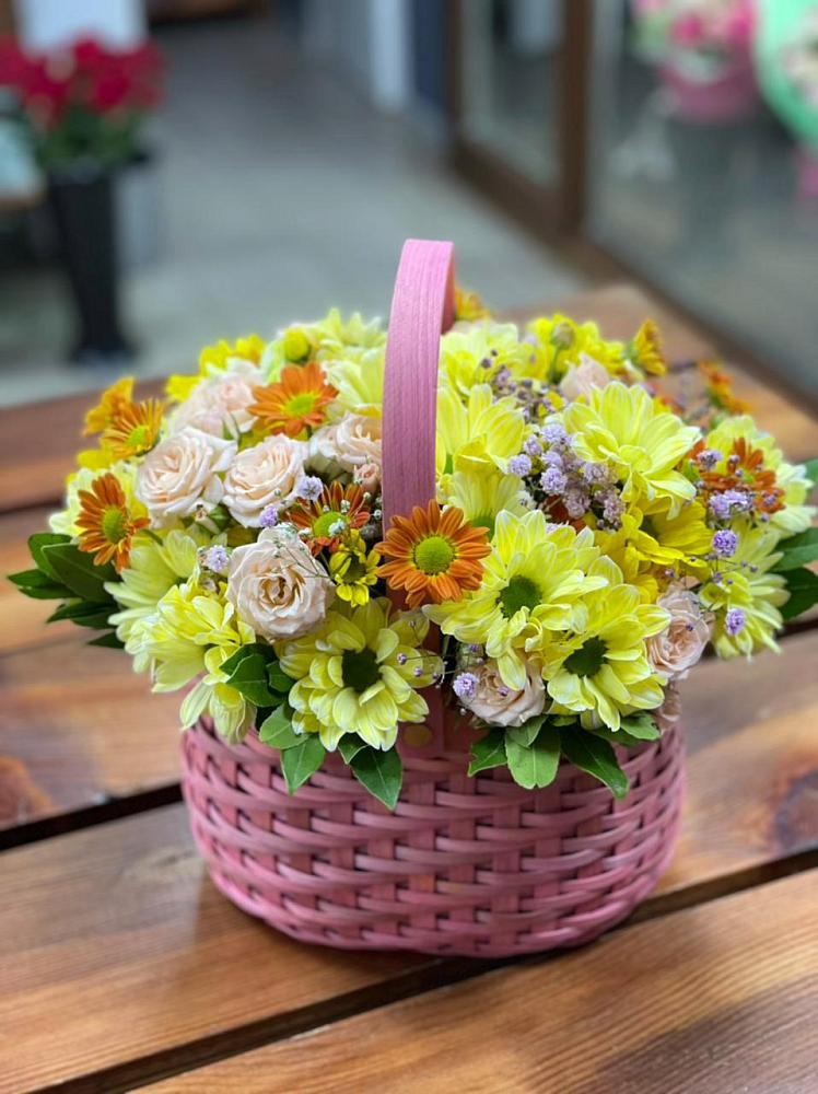 Цветочная композиция из Хризантемы и Розы в корзине в Горный Щит