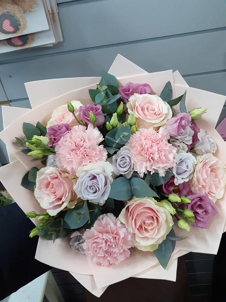 Букет цветов из: Розы, Гвоздики и Лизиантусы в Горный Щит