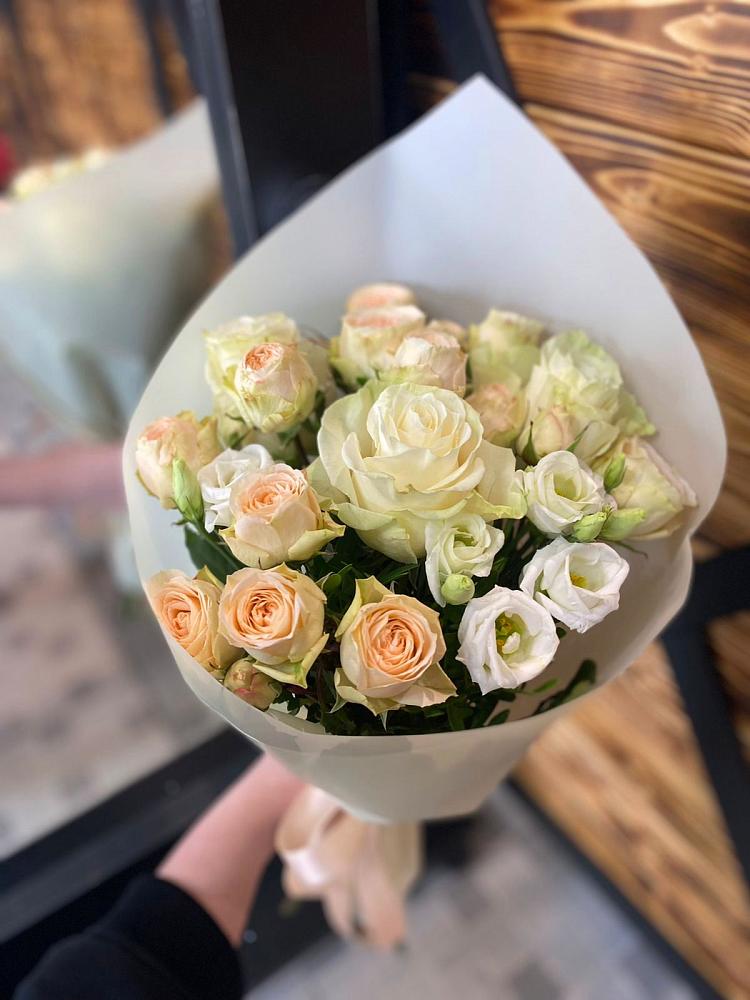 Букет цветов из: Розы и Лизиантусы в Горный Щит